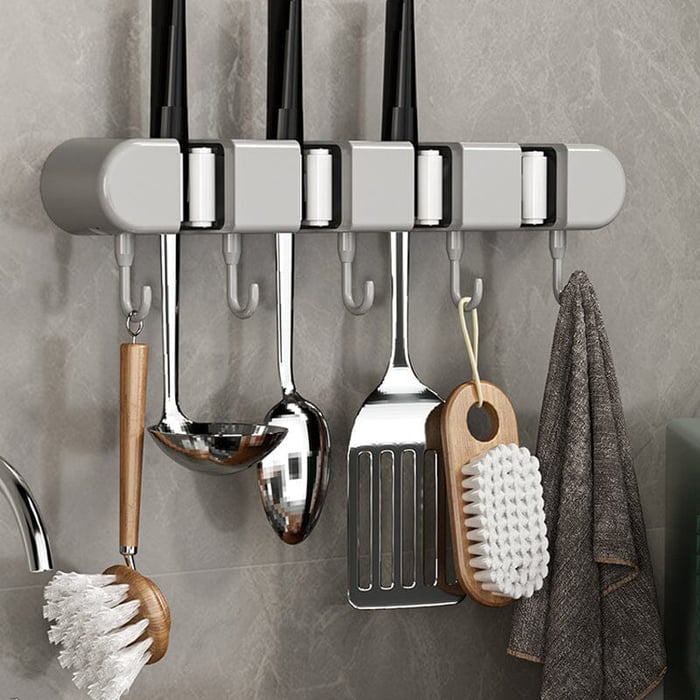 GripMaster — nástěnný držák na mop a koště s háčky