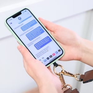 FlexiSecure – pouzdro na telefon s nastavitelným popruhem přes rameno