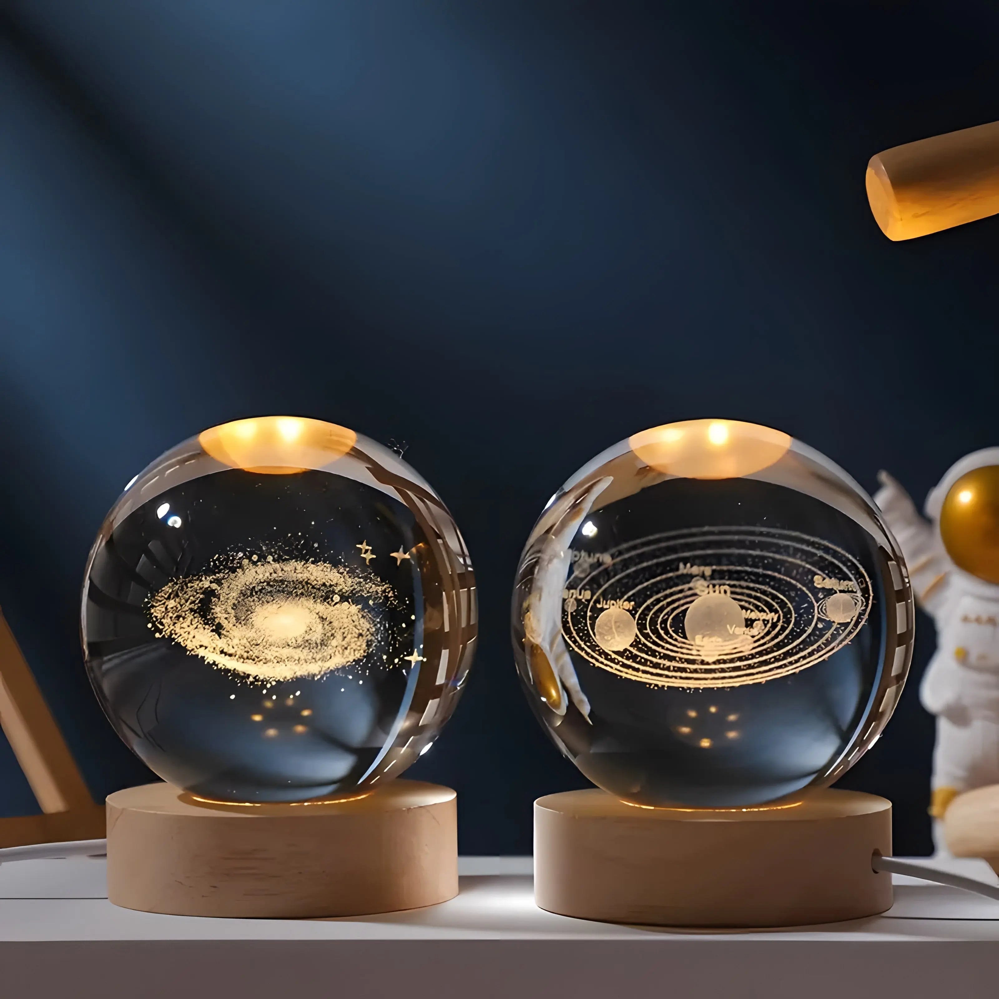 AstralGlow Kuglelampe – 3D LED-lys i krystal med galaxymotiv
