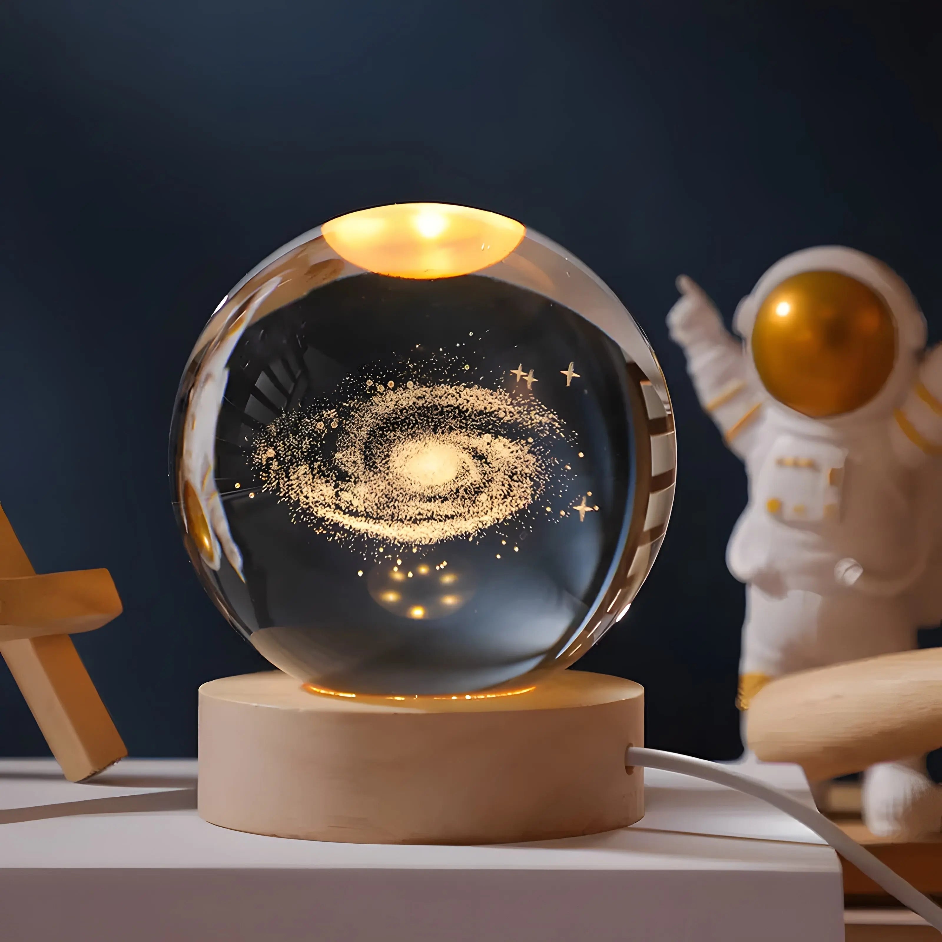 AstralGlow Kuglelampe – 3D LED-lys i krystal med galaxymotiv