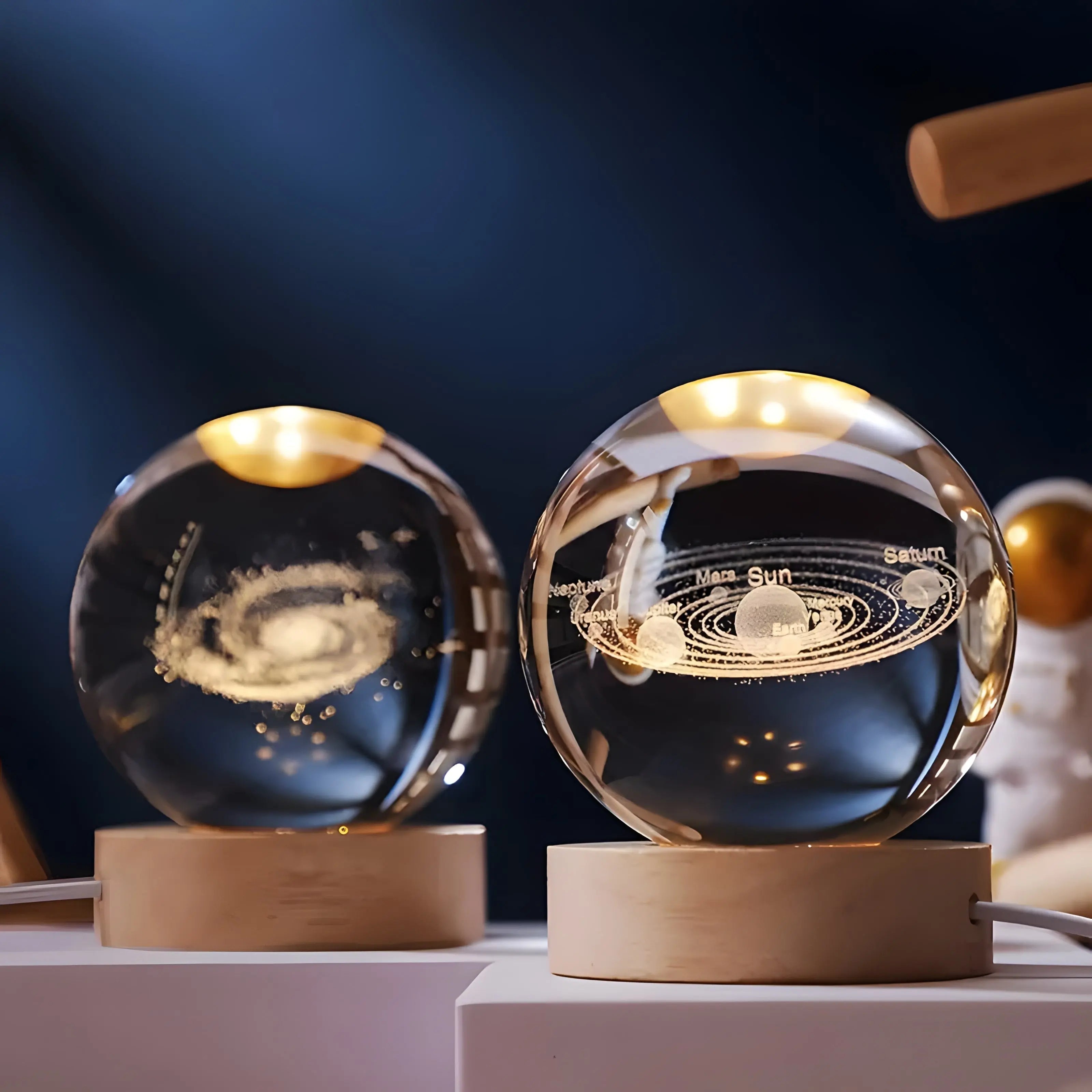 AstralGlow Kuglelampe – 3D LED-lys i krystal med galaxymotiv