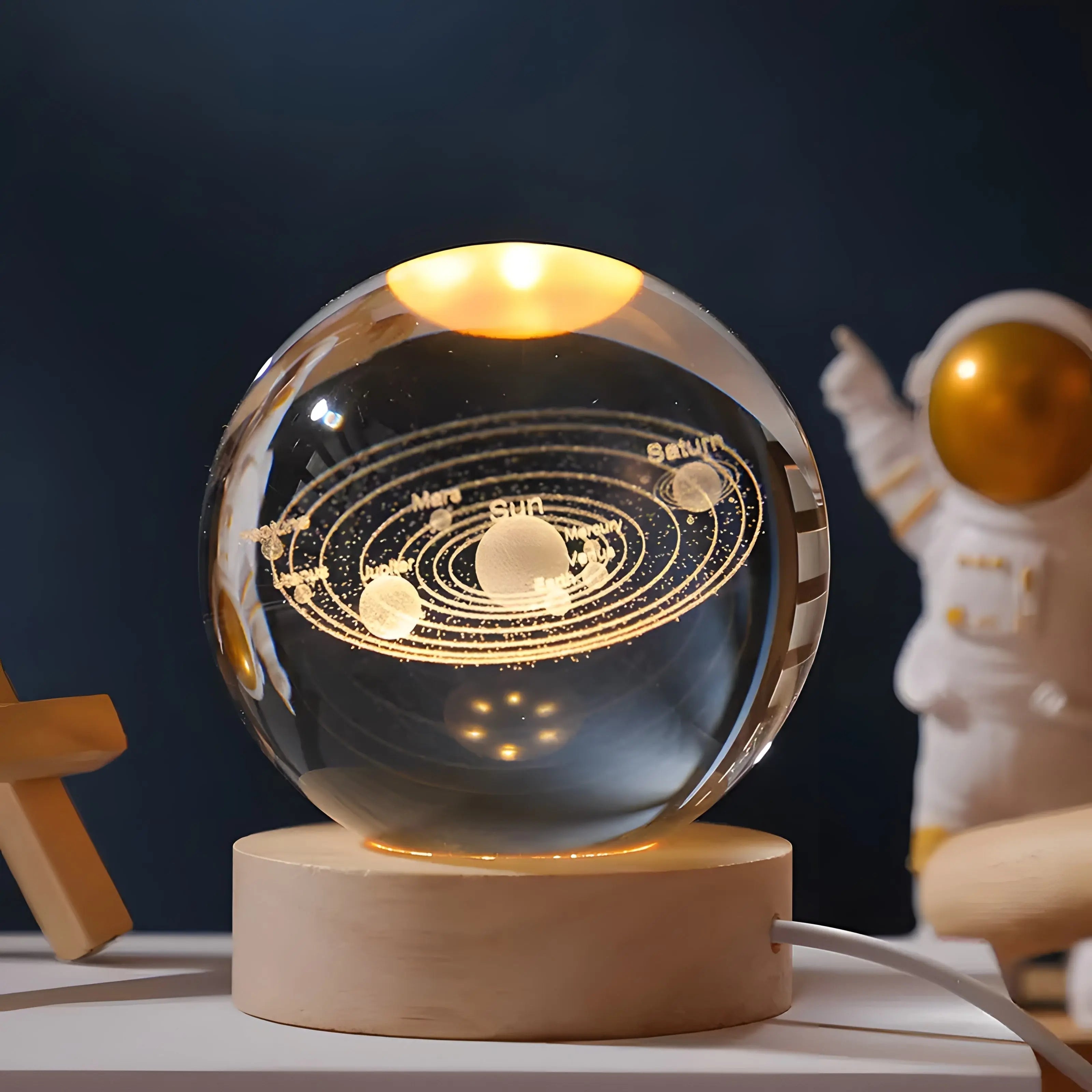 AstralGlow Kuglelampe – 3D LED-lys i krystal med galaxymotiv