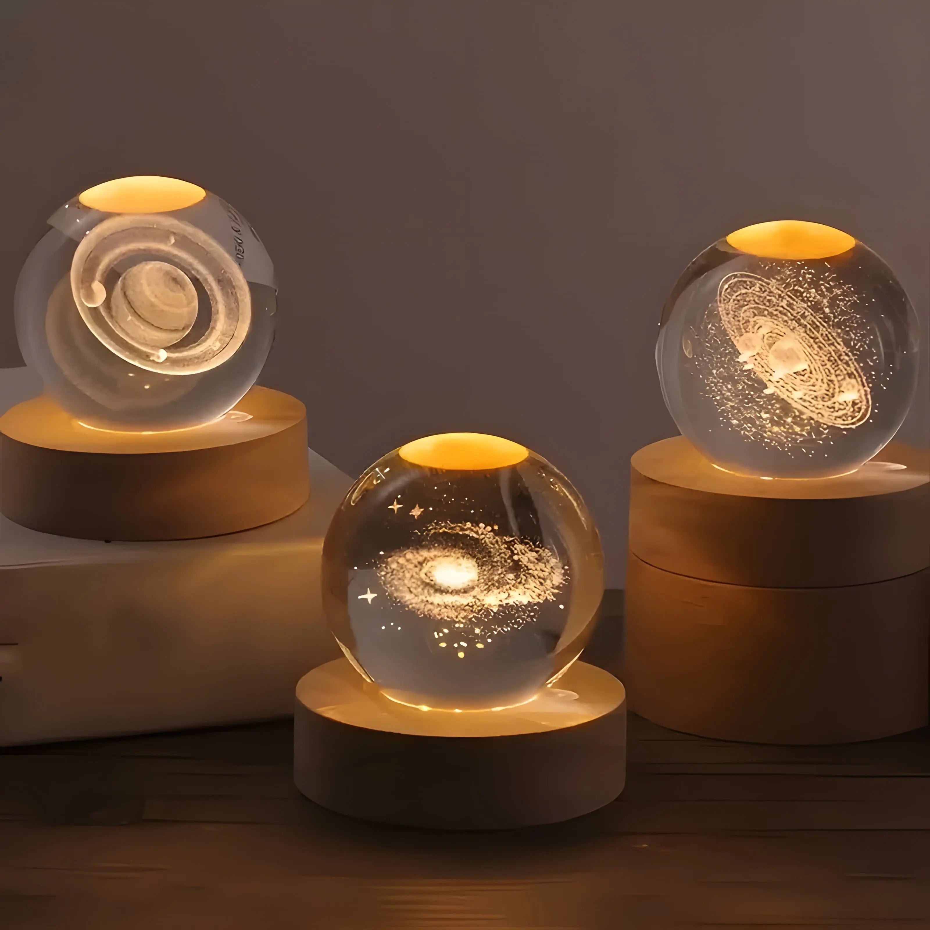 AstralGlow Kuglelampe – 3D LED-lys i krystal med galaxymotiv