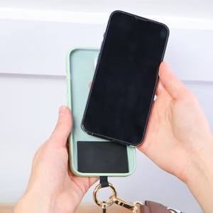 FlexiSecure – pouzdro na telefon s nastavitelným popruhem přes rameno