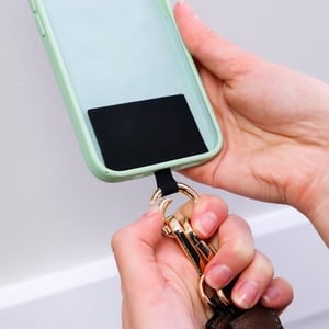 FlexiSecure – pouzdro na telefon s nastavitelným popruhem přes rameno