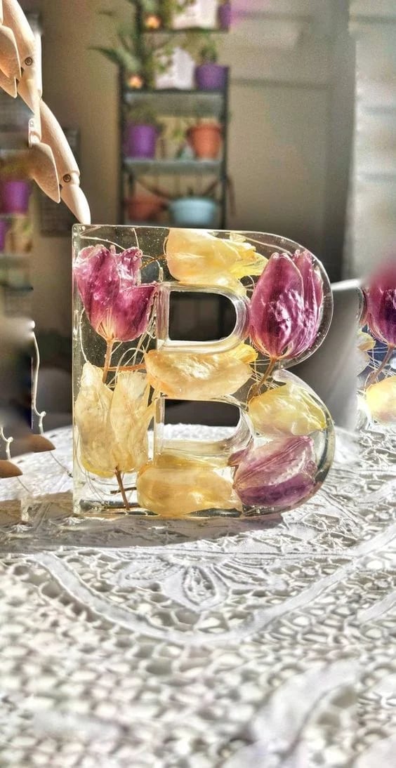 BloomLetter – Lettera decorativa personalizzata in resina floreale