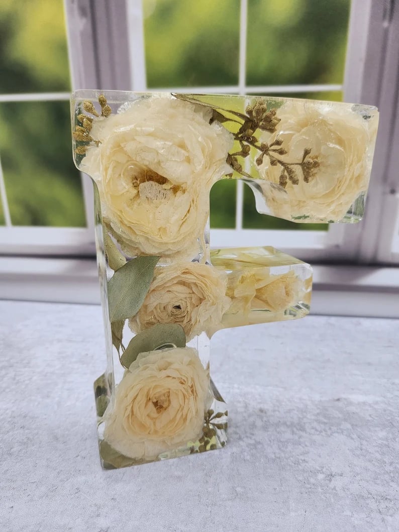 BloomLetter – Lettera decorativa personalizzata in resina floreale