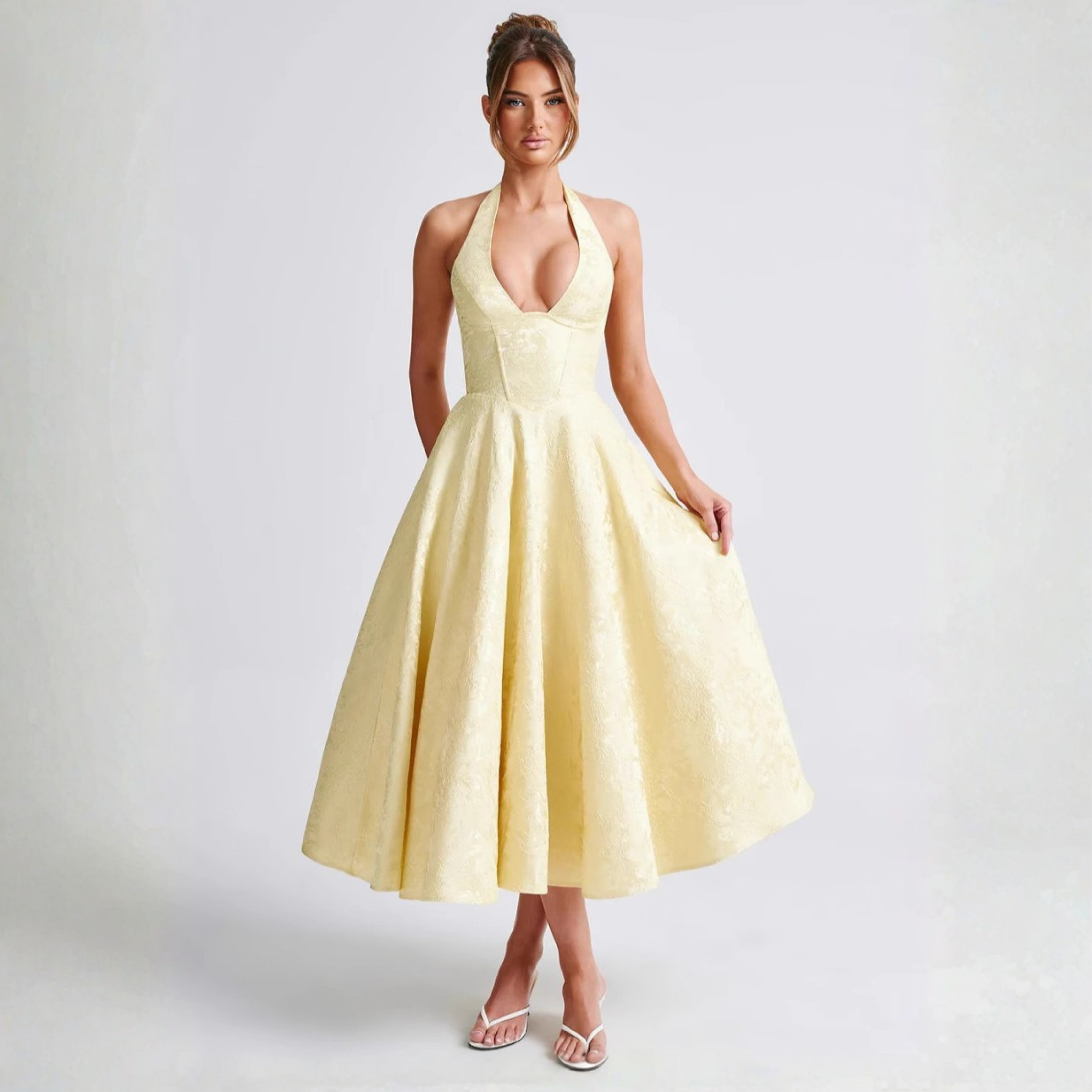Ziora - Chic abito maxi svasato con scollo profondo, senza maniche, schiena scoperta e collo all'americana