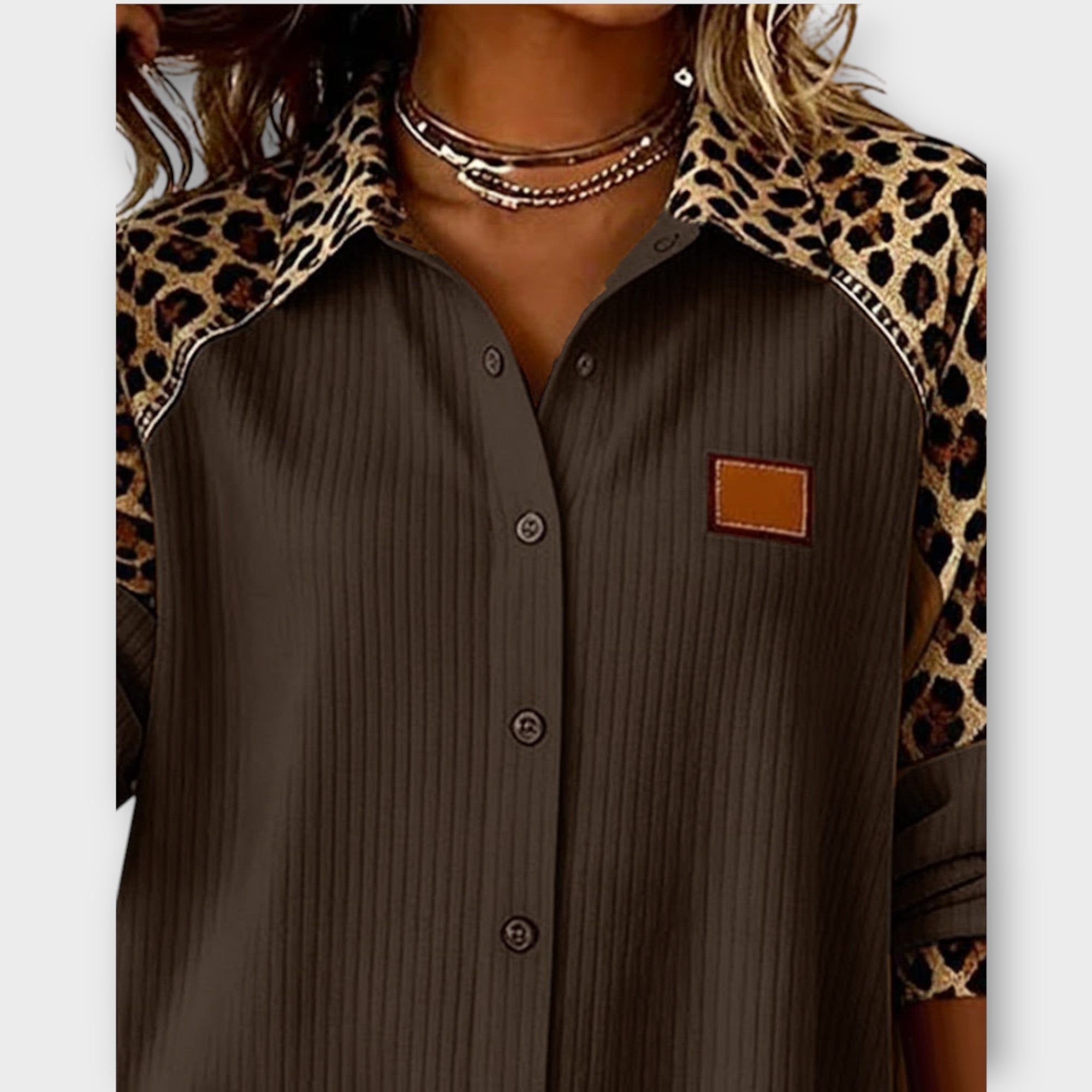 Top patchwork leopardato con bottoni