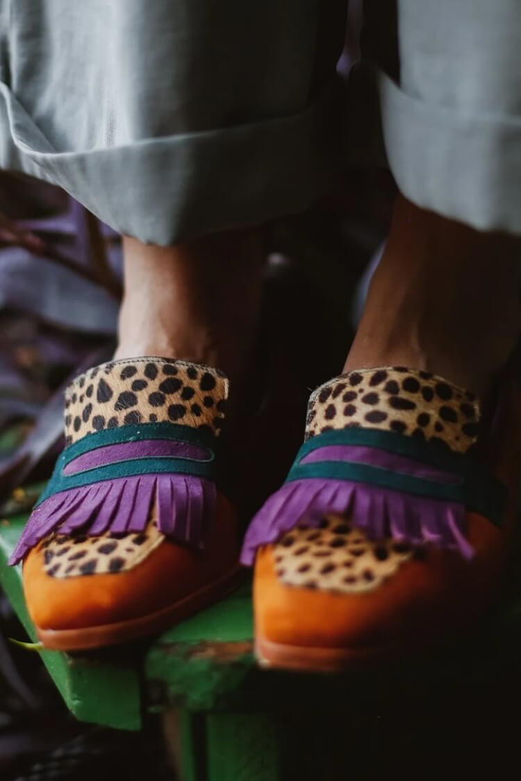 Mocassino con frange e stampa animalier