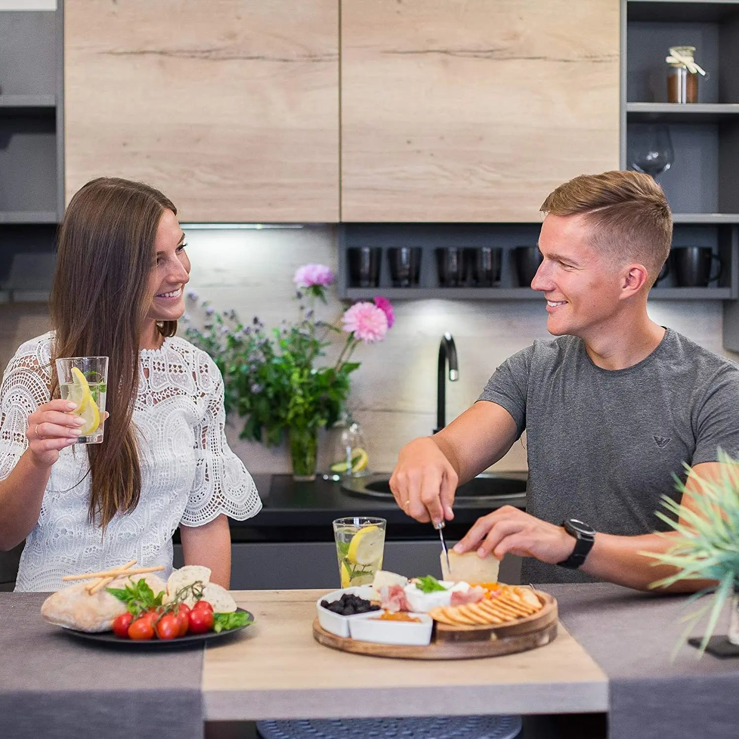 LuxeServe - Sada servírovacího prkénka na sýry z akácie a nožů