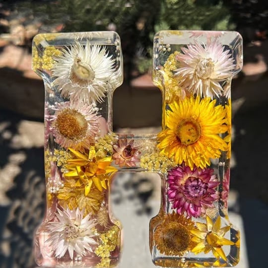 BloomLetter – Lettera decorativa personalizzata in resina floreale