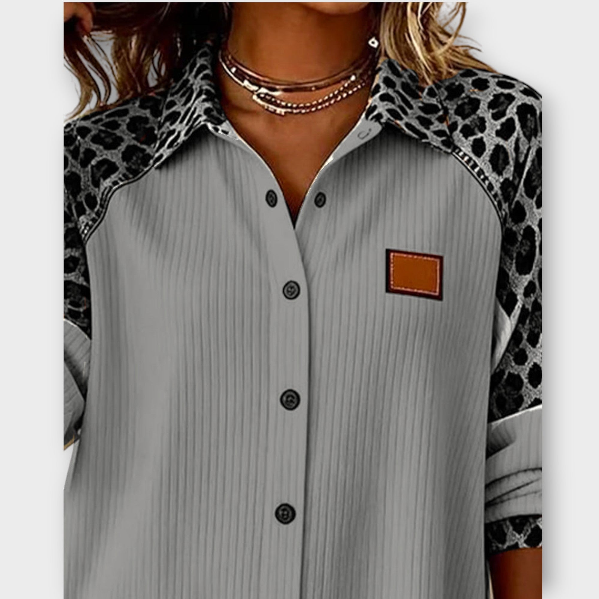 Top patchwork leopardato con bottoni