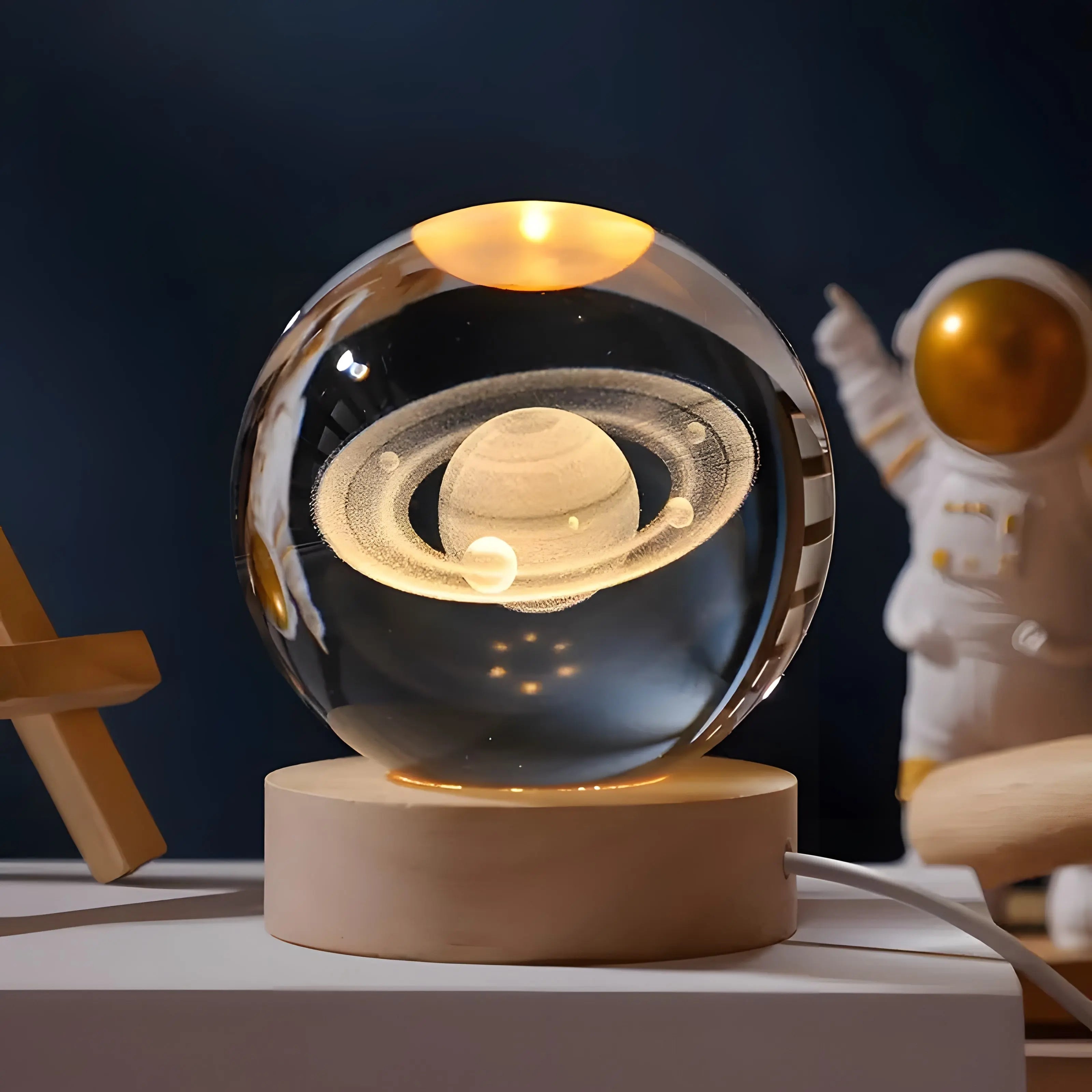 AstralGlow Kuglelampe – 3D LED-lys i krystal med galaxymotiv