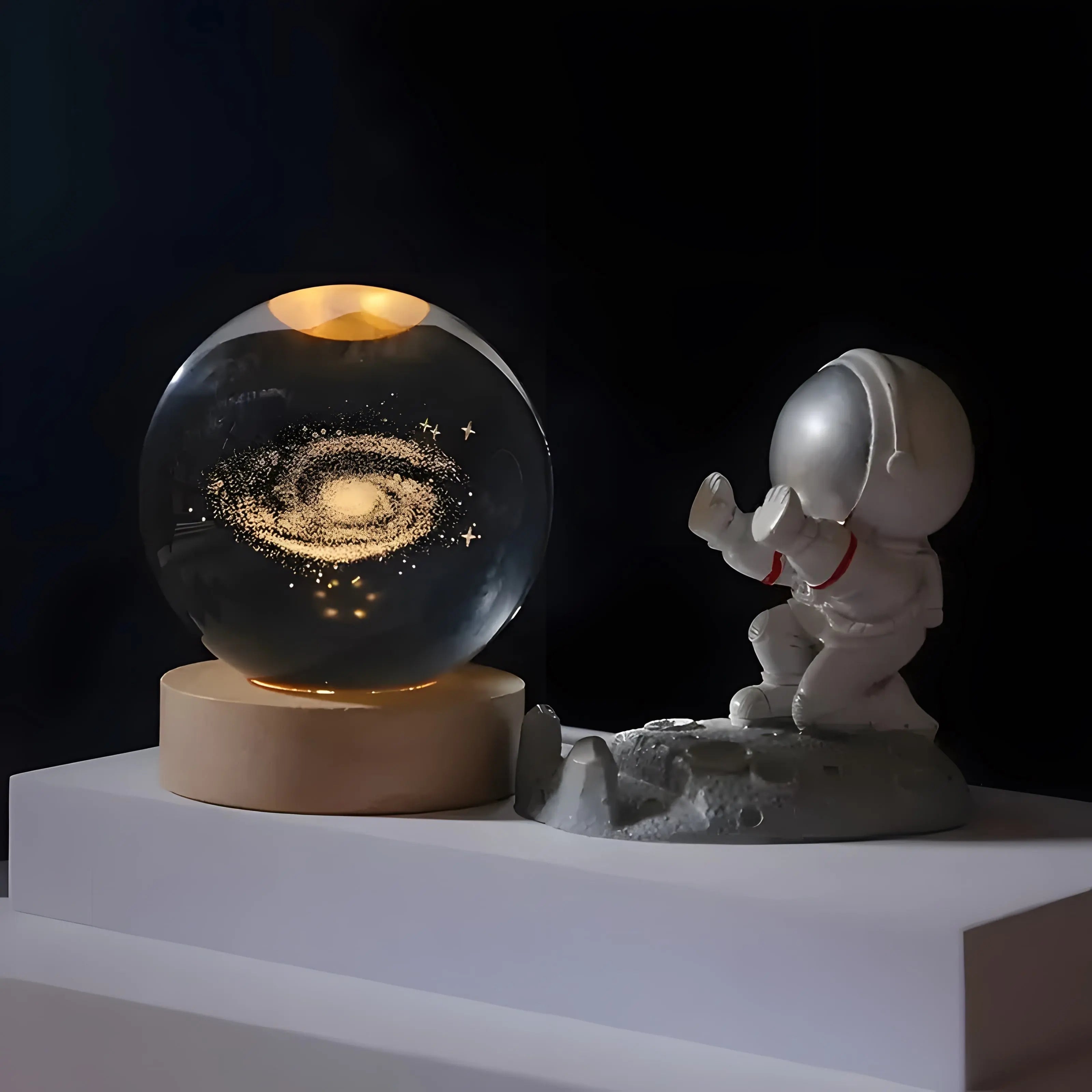 AstralGlow Kuglelampe – 3D LED-lys i krystal med galaxymotiv