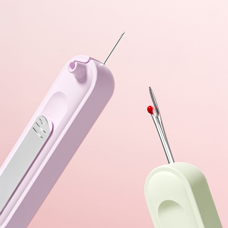 Stitch & Save – 2 v 1: navlékač nitě do jehly a páráček švů