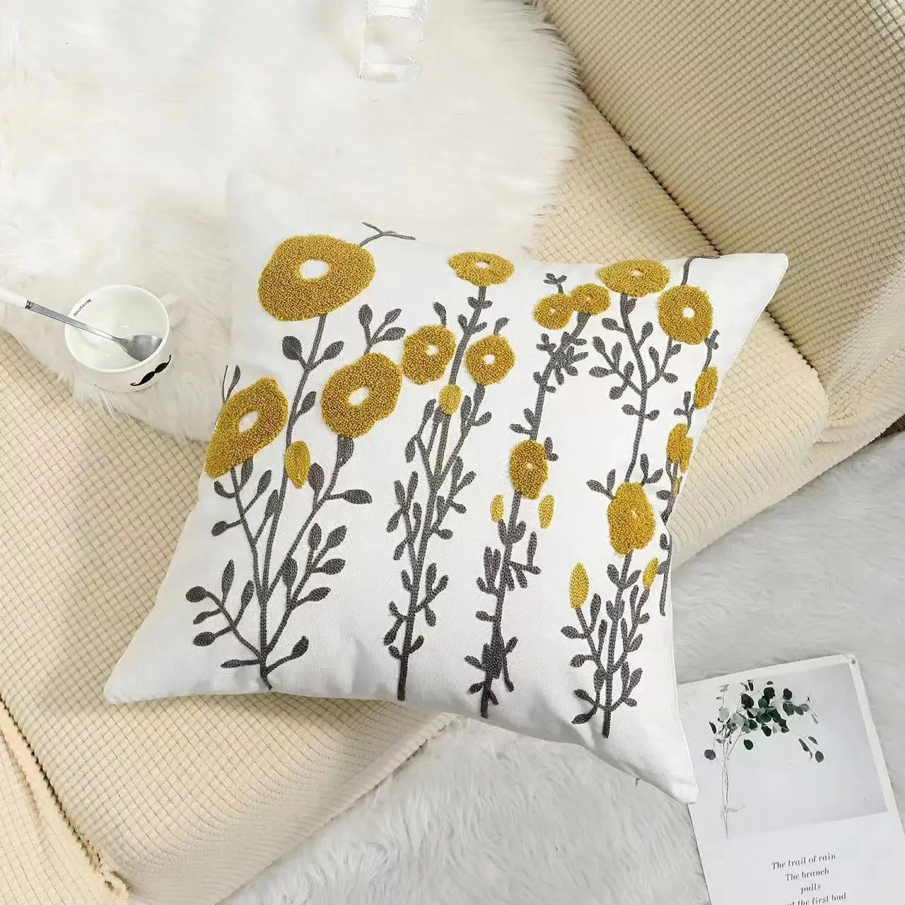 BloomLinen - Copricuscino Floreale Ricamato