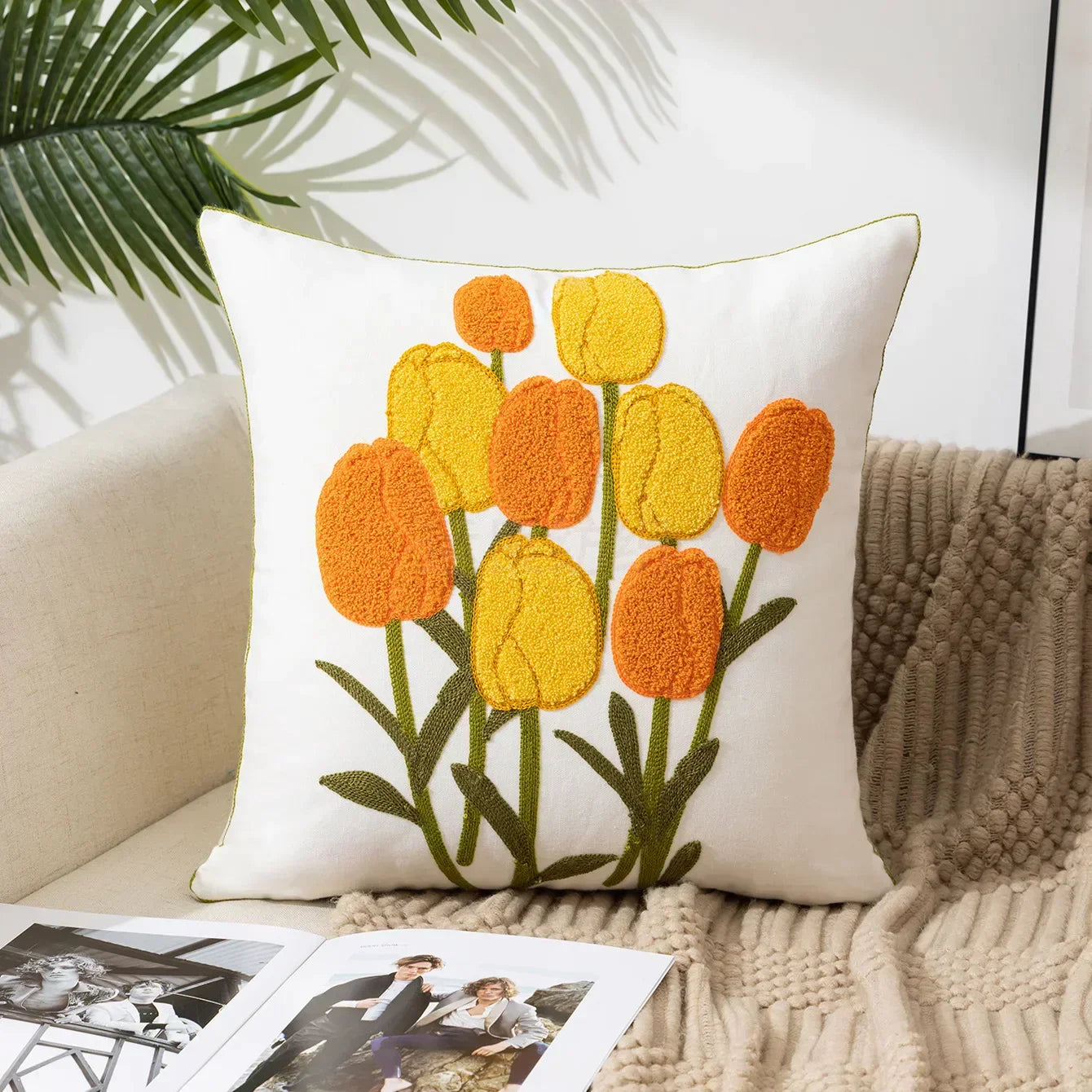 BloomLinen - Copricuscino Floreale Ricamato