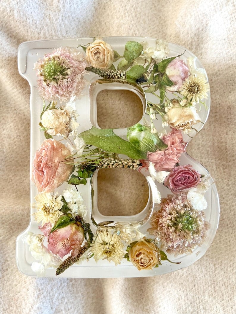 BloomLetter – Lettera decorativa personalizzata in resina floreale