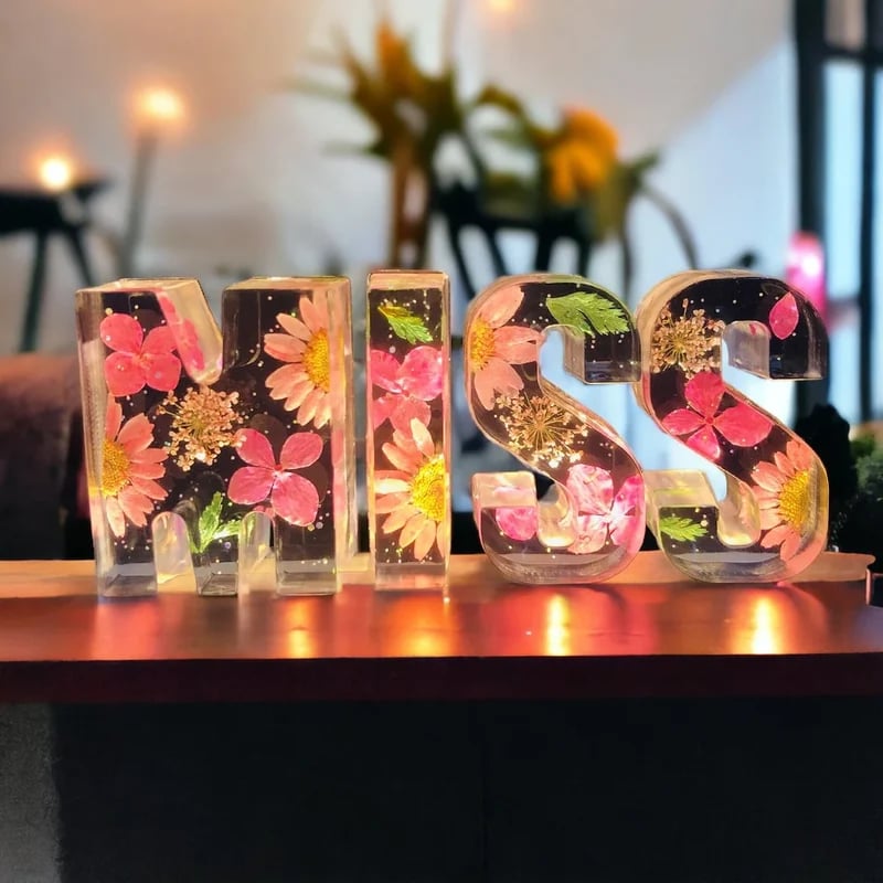 BloomLetter – Lettera decorativa personalizzata in resina floreale
