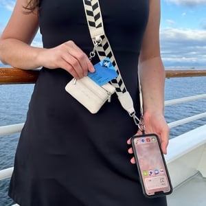 FlexiSecure – pouzdro na telefon s nastavitelným popruhem přes rameno