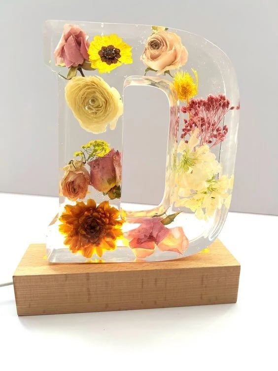 BloomLetter – Lettera decorativa personalizzata in resina floreale