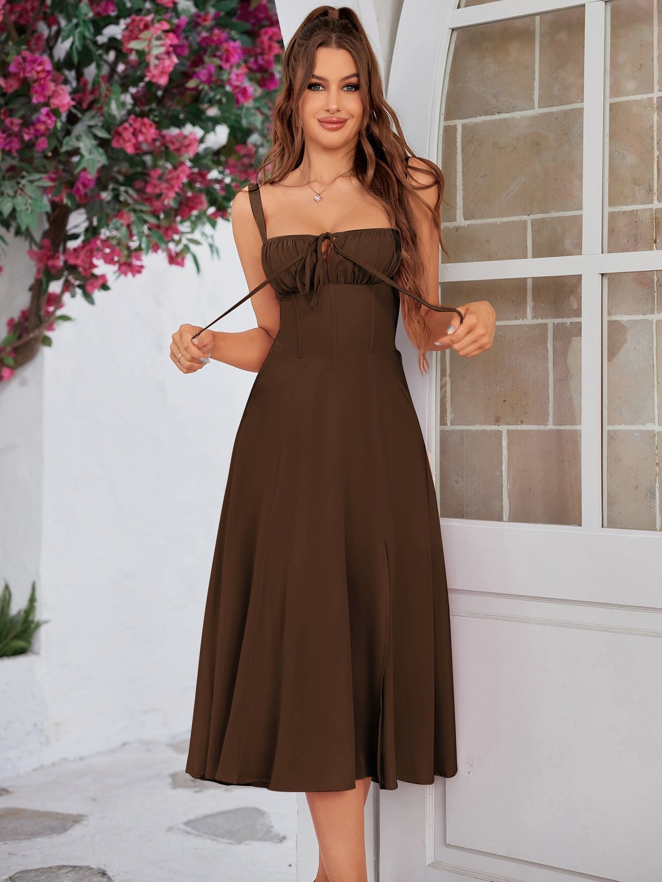 Damen-Midikleid mit gerafftem Brustbereich, Seitenschlitz und Spaghettiträgern