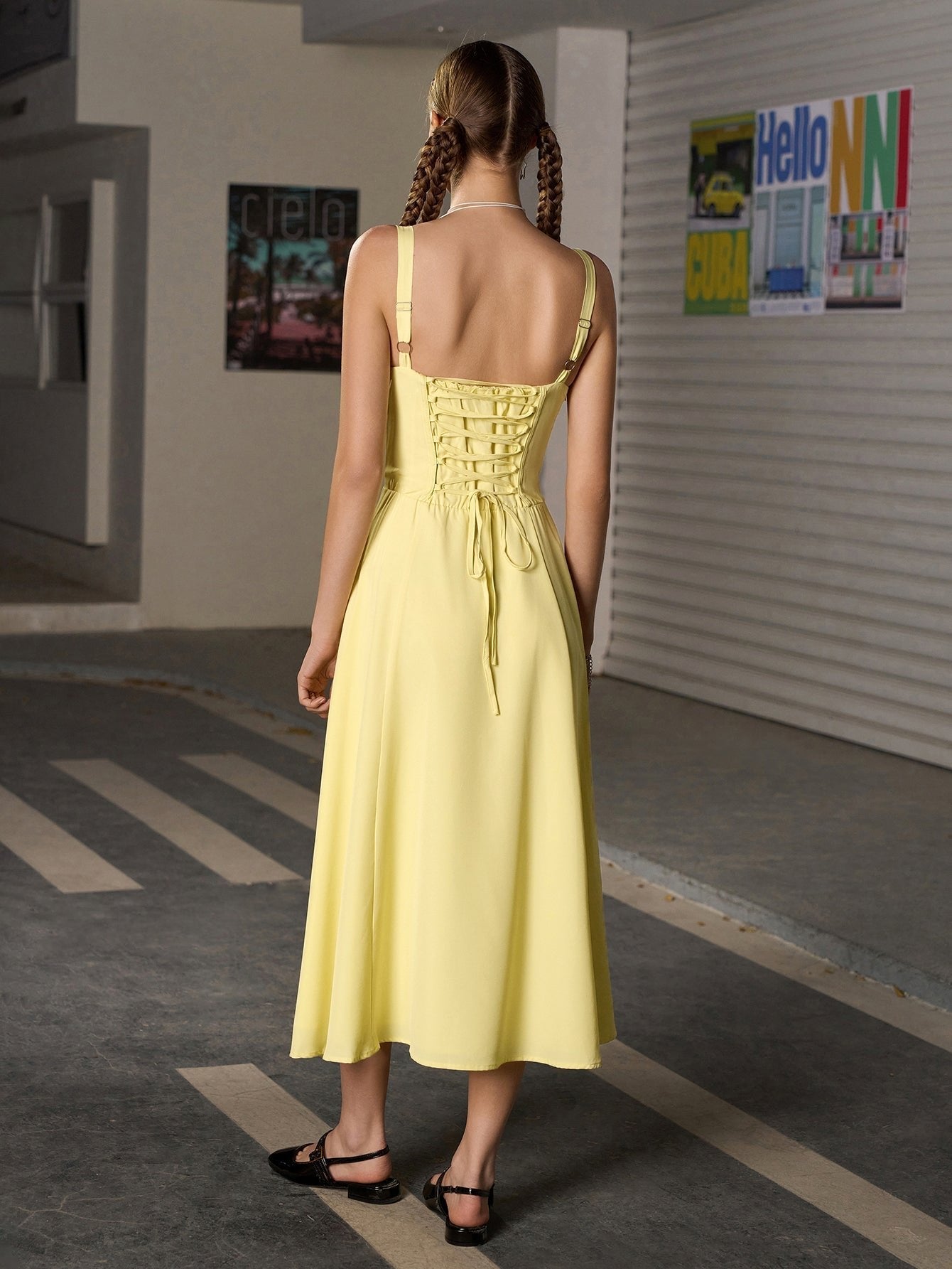 Damen-Midikleid mit gerafftem Brustbereich, Seitenschlitz und Spaghettiträgern