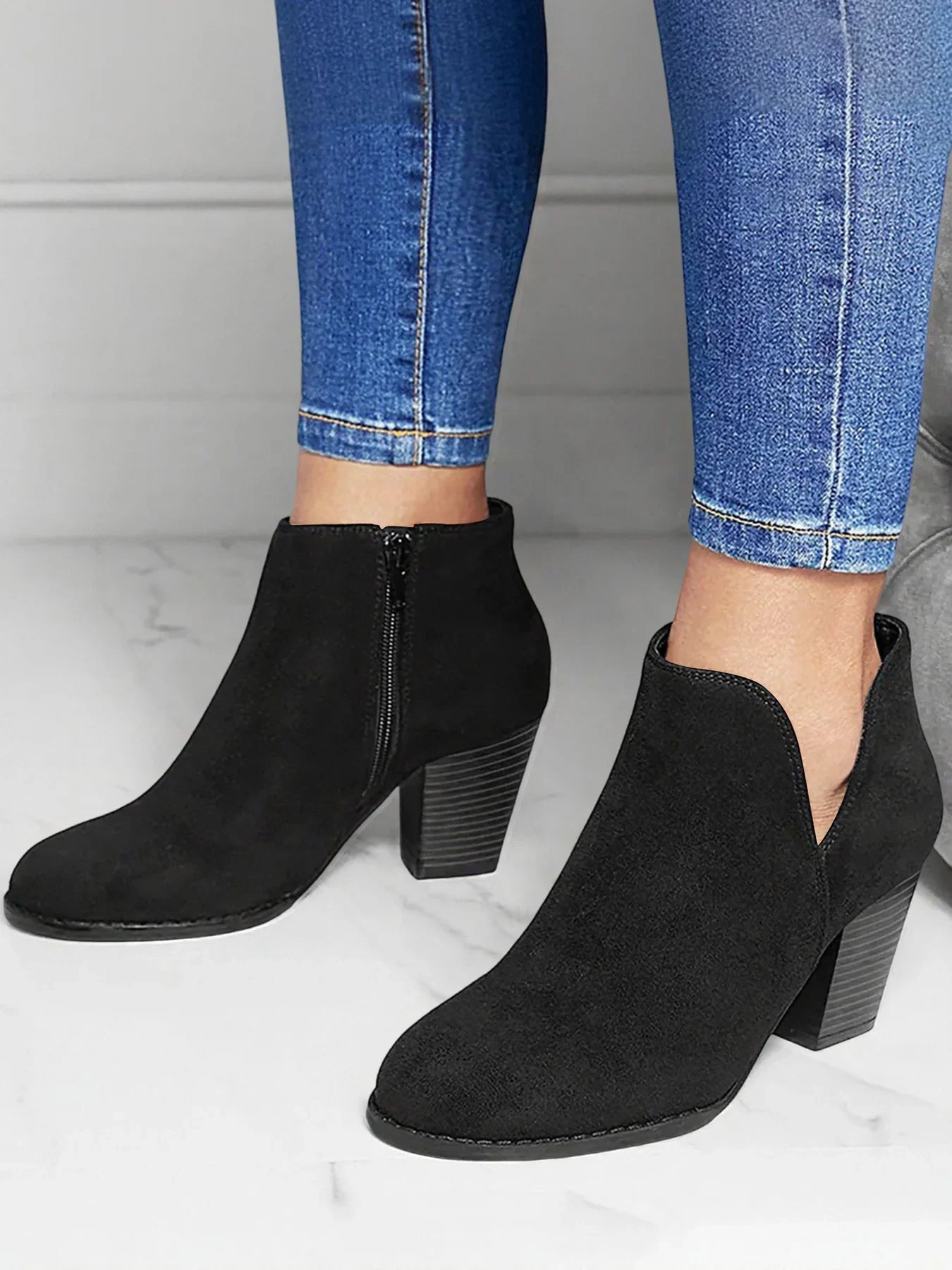 Stivaletto a punta effetto suede